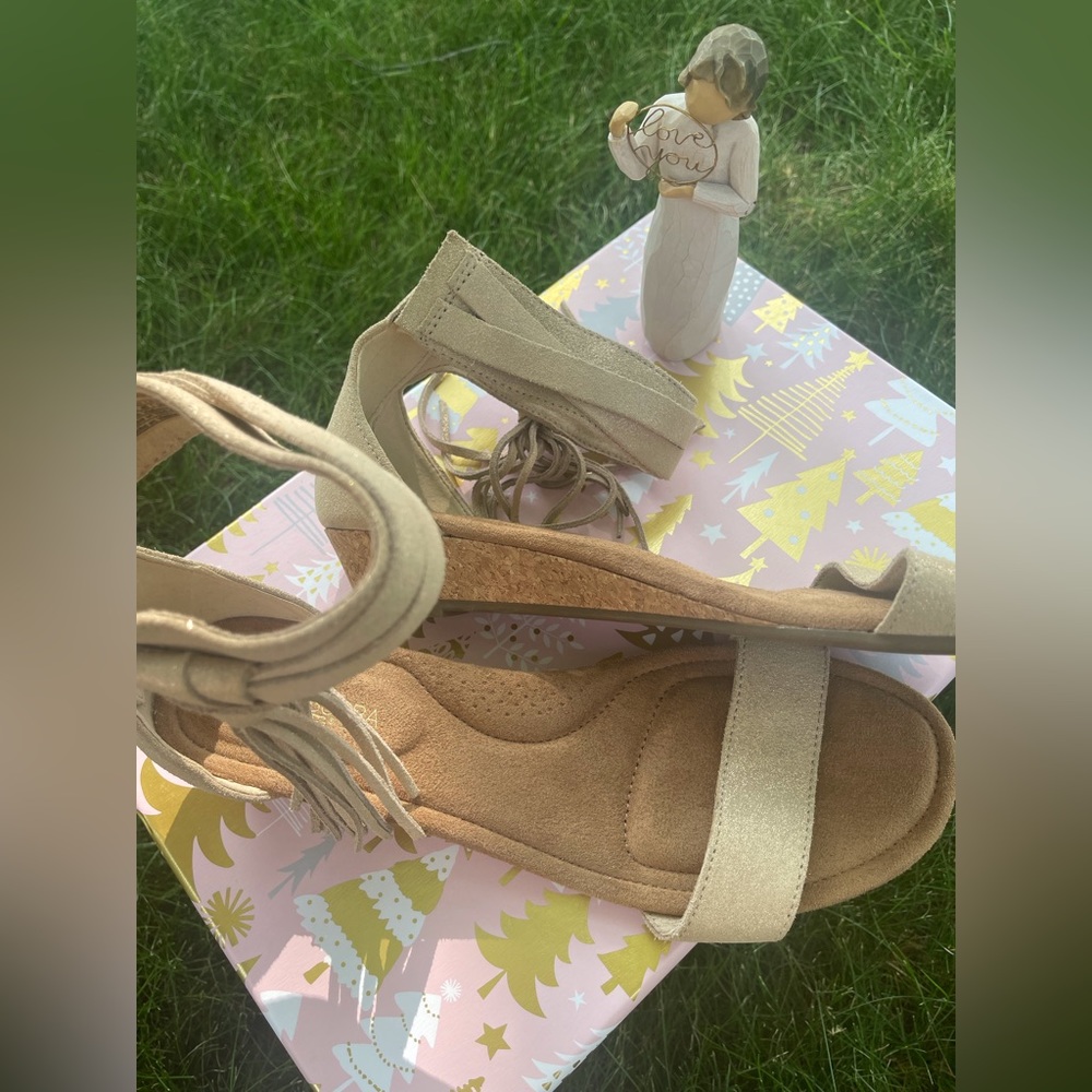 UGG Suede Tassel Wedge Frosted Almond/Tan/Cream Zippered Sandal NWOT Sz 9 - Picture 3 of 12